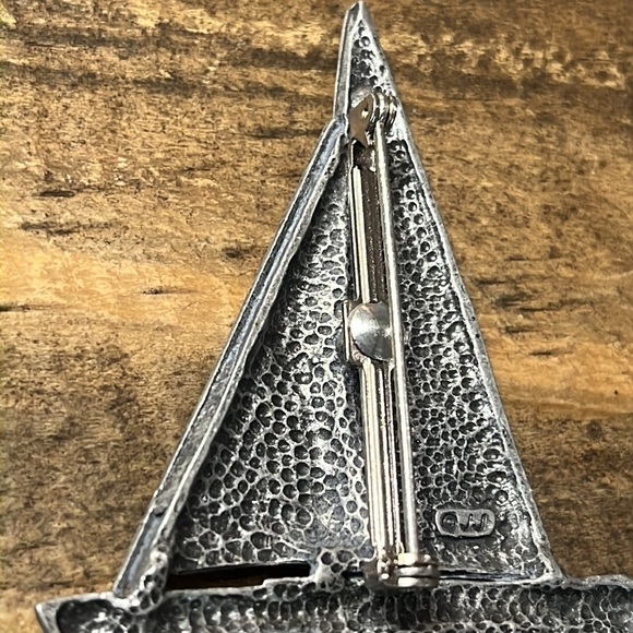 "JJ" Jonette Jewelry Silver Pewter 'SAILBOAT w/Charms' Pin ~ Sea Lover - Picture 6 of 9